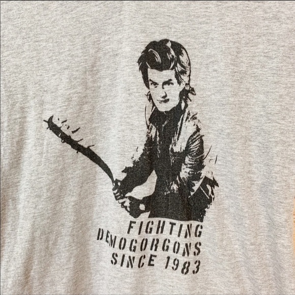 Stranger Things Steve Fighting Demogorgons Since 1983 Gray Graphic Tee Netflix - Picture 2 of 4